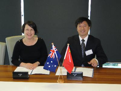 IHBI所长Patsy Yates女士与动漫a片
院长刘昌胜在协议签署现场