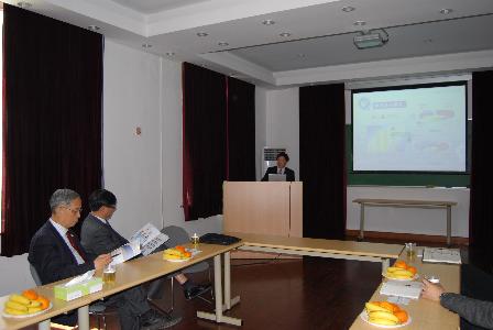 张人为等认真听取动漫a片
院长汇报